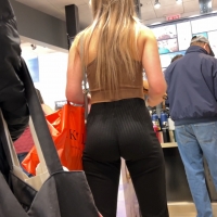 Hot candid blonde girl with a sweet ass and gap in leggings vid_354.mkv_20211224_100344.316.jpg